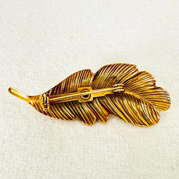 VINTAGE Gold Tone Textured Feather Brooch Pin with Faceted Amethyst Stone - Picture 8 of 10